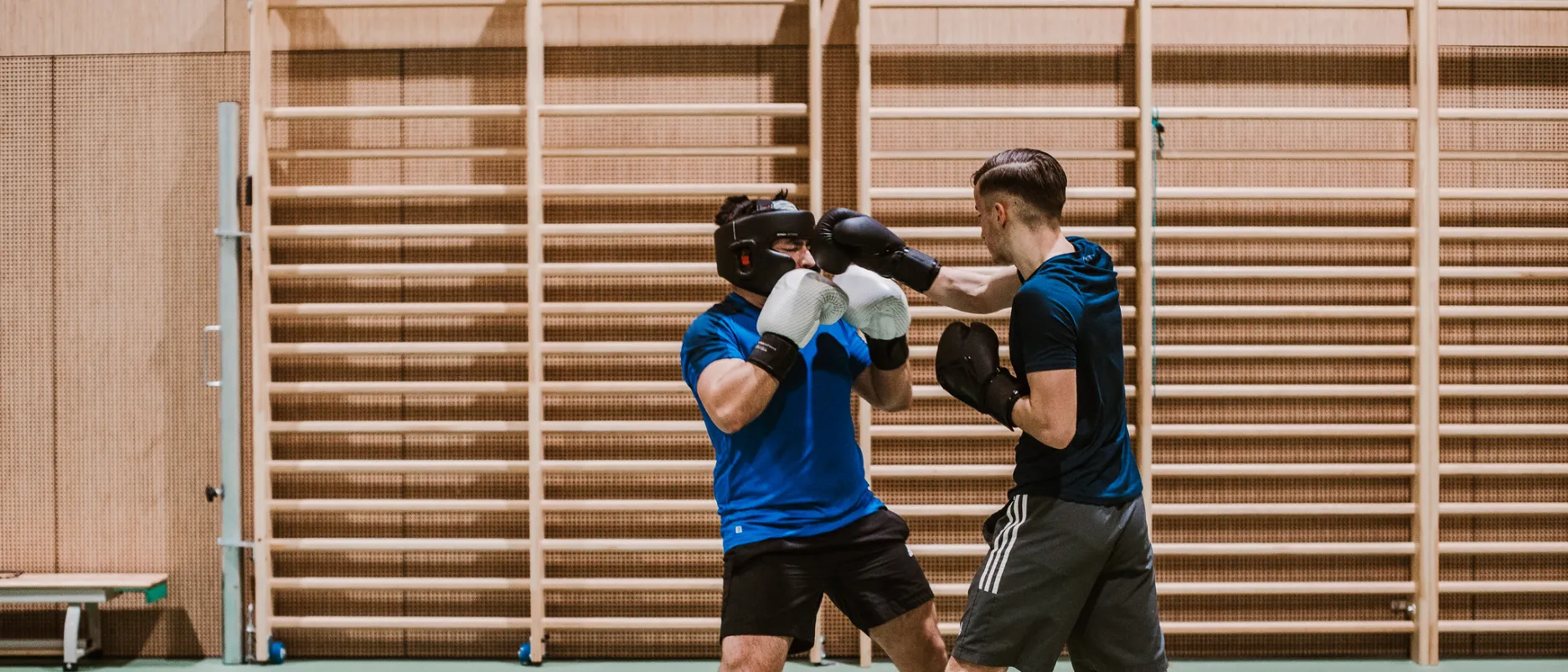 2 forse mannen die zijn aan het boxen